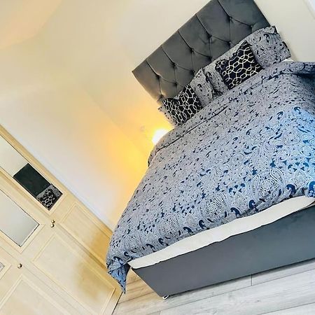 Superb 2 Bedroom Apartment With Free Parking เอดินบะระ ภายนอก รูปภาพ