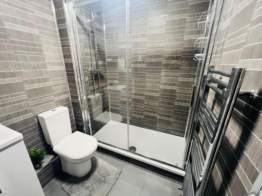 Superb 2 Bedroom Apartment With Free Parking เอดินบะระ ภายนอก รูปภาพ