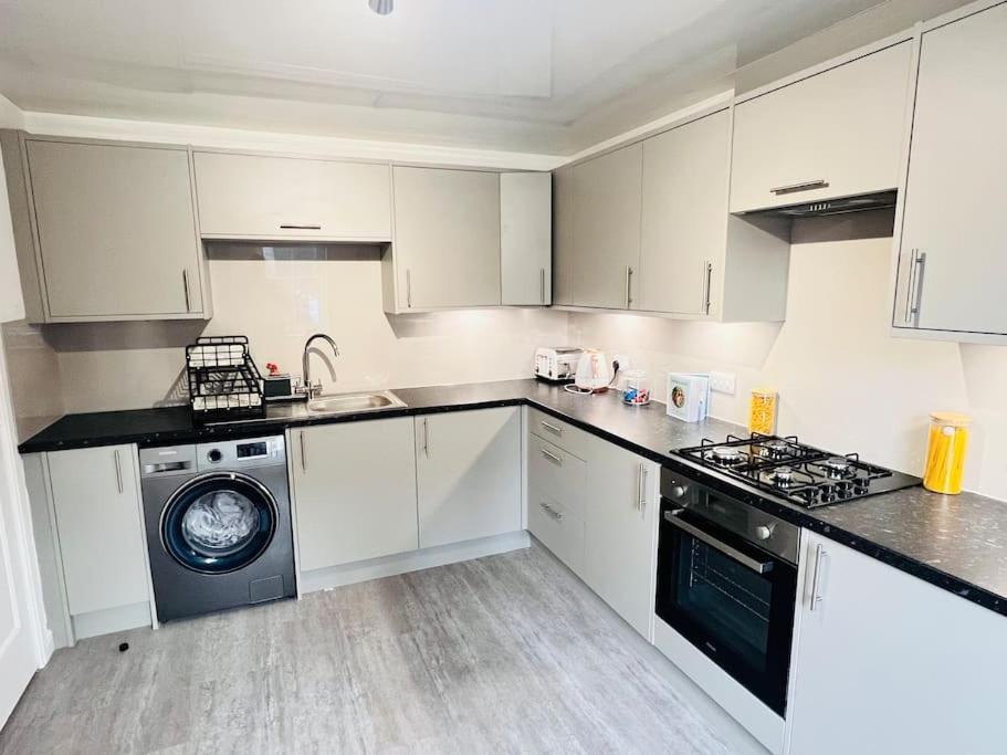 Superb 2 Bedroom Apartment With Free Parking เอดินบะระ ภายนอก รูปภาพ