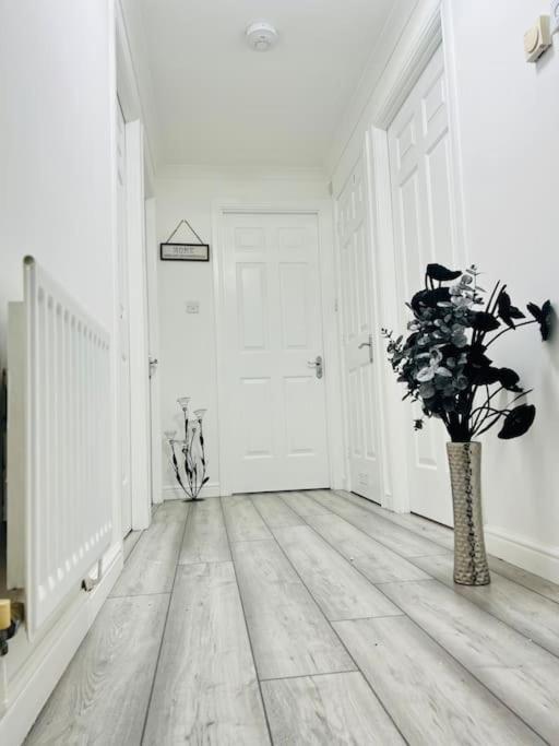 Superb 2 Bedroom Apartment With Free Parking เอดินบะระ ภายนอก รูปภาพ
