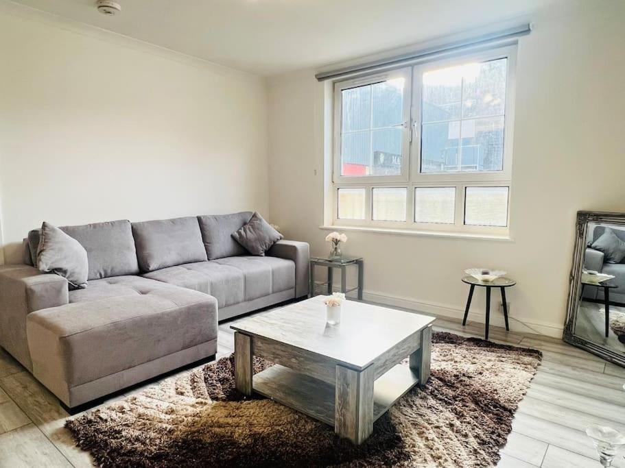Superb 2 Bedroom Apartment With Free Parking เอดินบะระ ภายนอก รูปภาพ